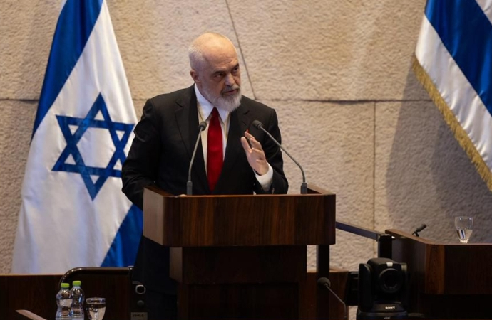 Arnavutluk Başbakanı, siyonist dostlarından alkış aldı