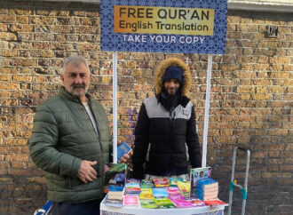 Londra’da Kur’an dağıtan gençlerle sohbet