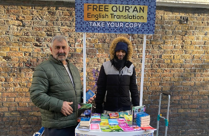 Londra’da Kur’an dağıtan gençlerle sohbet
