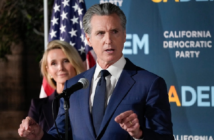 California Valisi: ABD halkına, neler olup bittiğine uyanması için yalvarıyorum