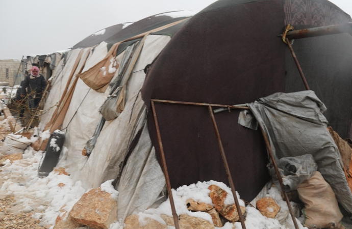 İdlib ve Halep’te yüz binlerce kişi hala çadırlarda