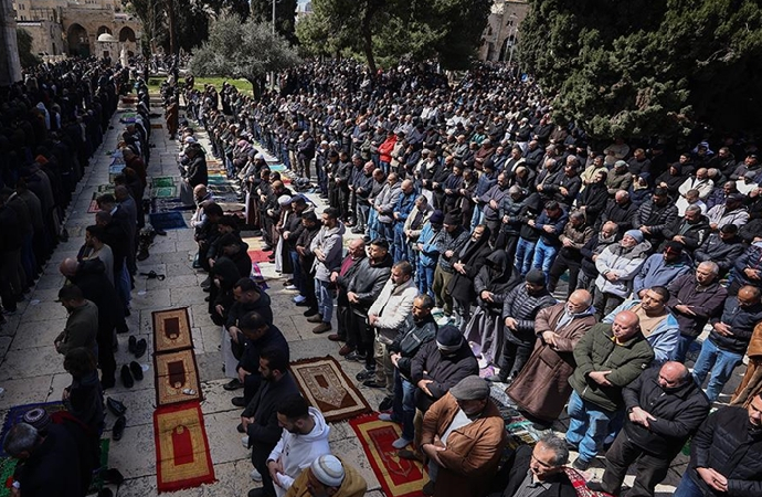 Aksa’da cuma namazında 100 bin Filistinli