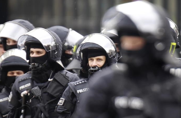 Alman polisinden camiye, oyuncak tabanca baskını