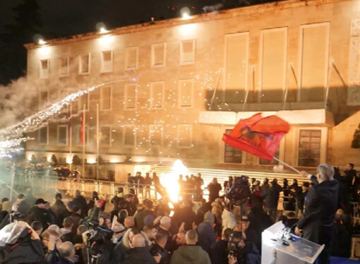 Arnavutluk’ta Başbakanlık binasına molotofkokteyli