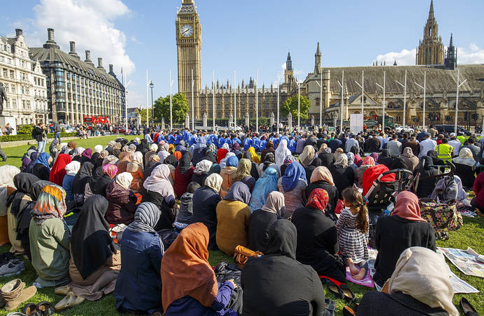 İngiltere Müslümanlarında “aidiyet” krizi