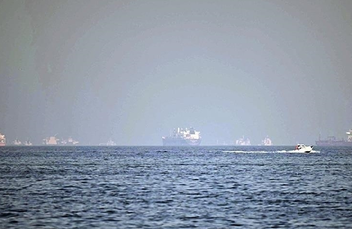 Hürmüz çevresinde 1900 gemi mahsur durumda