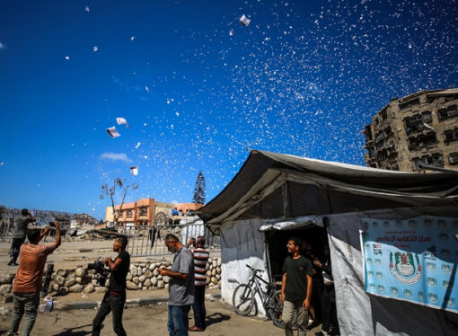 İsrail ya bomba atıyor ya da Hizbullah karşıtı broşür