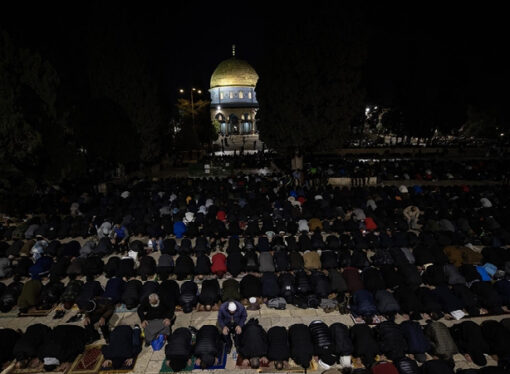 İsrail askerleri, namaz kılanlara saldırdı