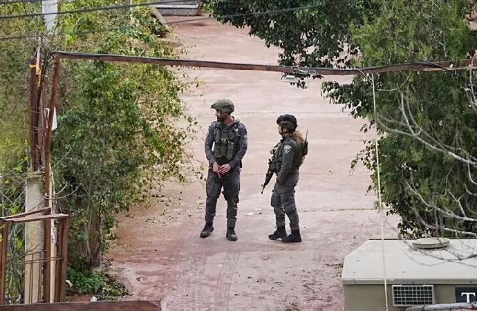 İşgalci İsrail güçleri Suriye’nin güneyinde evlere baskın düzenledi