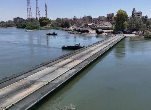 TSK ile Suriye ordusu Fırat üzerine yüzer köprü kurdu