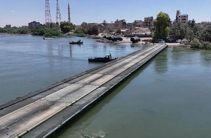 TSK ile Suriye ordusu Fırat üzerine yüzer köprü kurdu