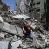 Gazze’de bir evin enkazından 13 şehidin cenazesi çıkarılıyor