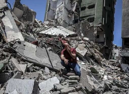 Gazze’de bir evin enkazından 13 şehidin cenazesi çıkarılıyor