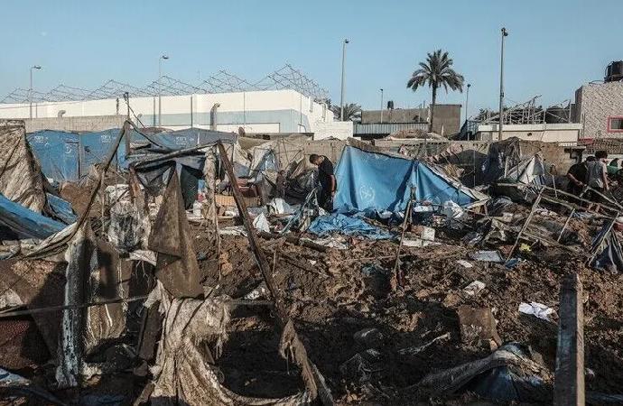 Siyonist barbarlar Gazze’de ilaç deposunu bombaladı
