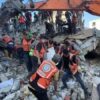 Gazze’de hasarlı bir bina, içine sığınanların üzerine çöktü