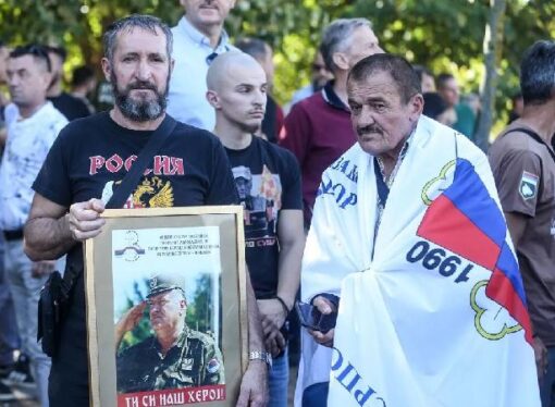 Mladic’in cesedi resmi törenle gömüldü