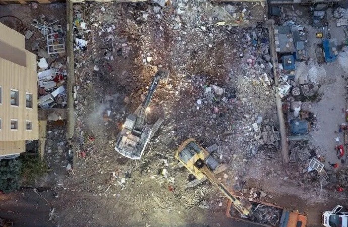 İstanbul Maltepe’de çöken binada 5 can kaybı