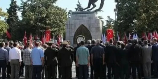 Heykeller Önündeki “Saygı Duruşu” Bir Kıyamdır